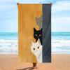 Пляжное полотенце «Три кошки подглядывают», Минималистичные черные, серые, белые кошки, Теплый, прохладный, текстурированный фон, Мягкая микрофибра, Унисекс, для путешествий
