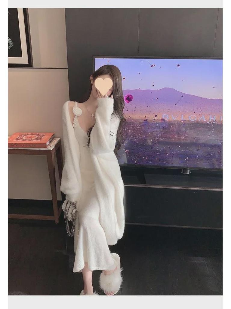 Элегантное белое трикотажное платье на подтяжках и уютный длинный свитер из двух предметов на осень/зиму