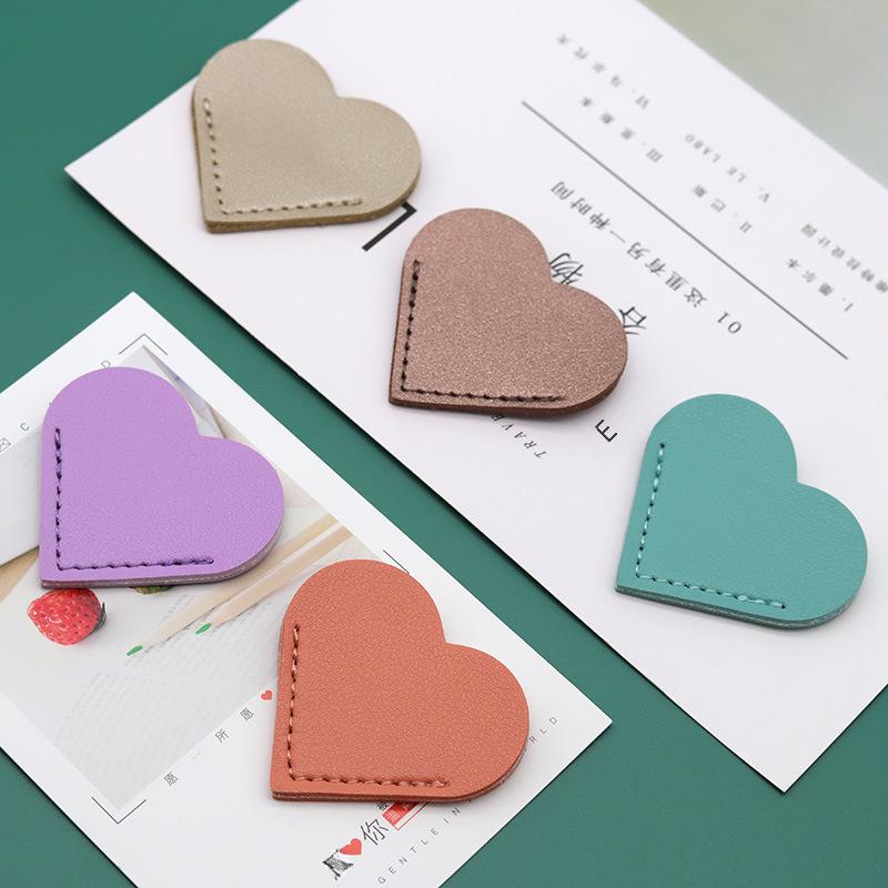 Держатель для книг из искусственной кожи в стиле «сердце любви» — изысканный портативный подарок для студенческой библиотеки. Креативная закладка в форме сердца с мультяшным персонажем.