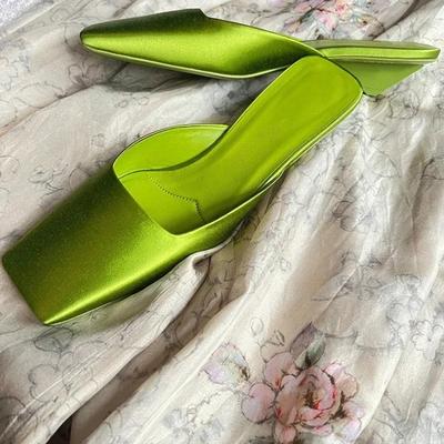 Модные Роскошные Сатиновые Сандалии Женские Летние Сексуальные Сандалии-Слайдеры с Квадратным Носком и Странным Низким Каблуком, Элегантные Мюли на Массивном Каблуке для Женщин