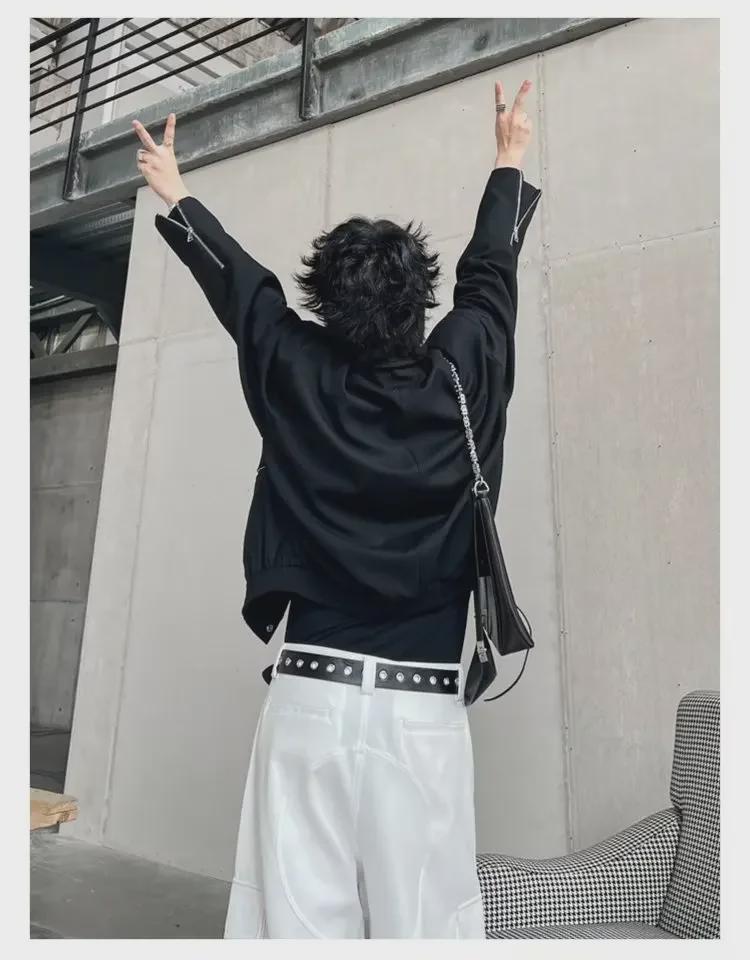 Мужская весна 2023 темная короткая куртка: Модный дизайн наплечника с металлической молнией