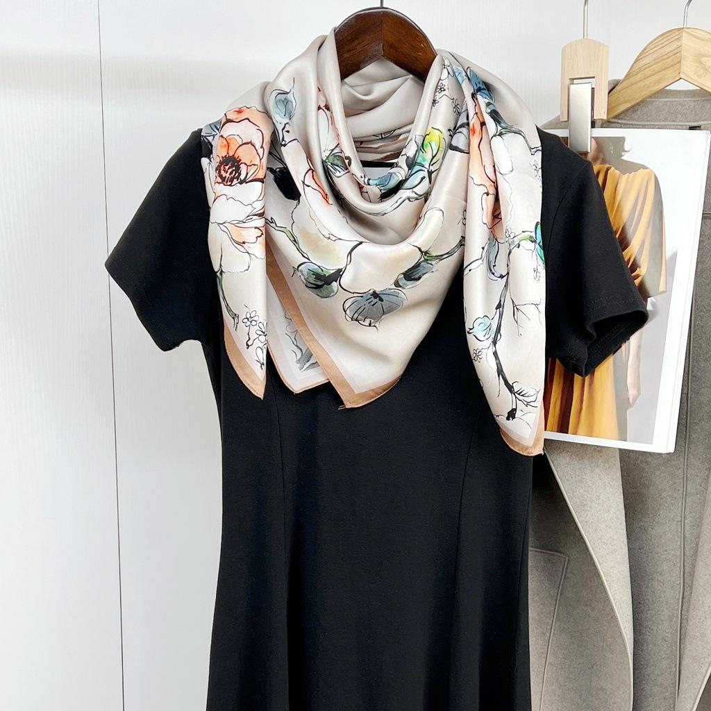 Light Luxury Chinese Style Thorny Rose Printed Mulberry Silk Silk Scarf Women'S High-End Temperament 100% Silk Plain Satin Square Scarf