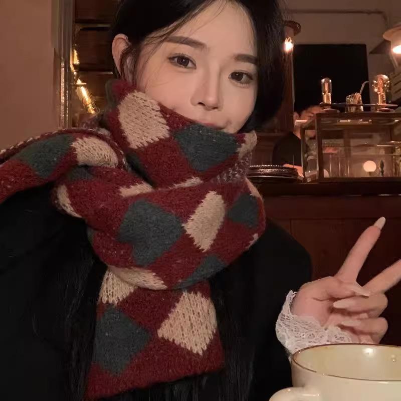 Internet celebrity New Year's Christmas red scarf girl, winter Korean retro lady warm thickened knitted scarf