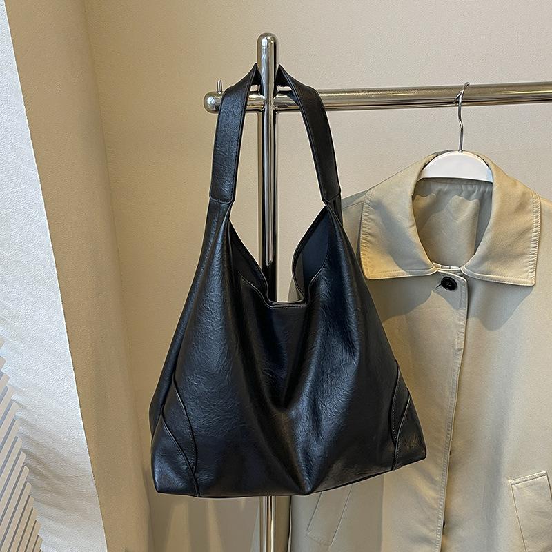 2025 осень и зима новый корейский темпераментный модный большой вместимости мягкая кожа подмышечная плечевая сумка-ведро для通勤 тоут женская
