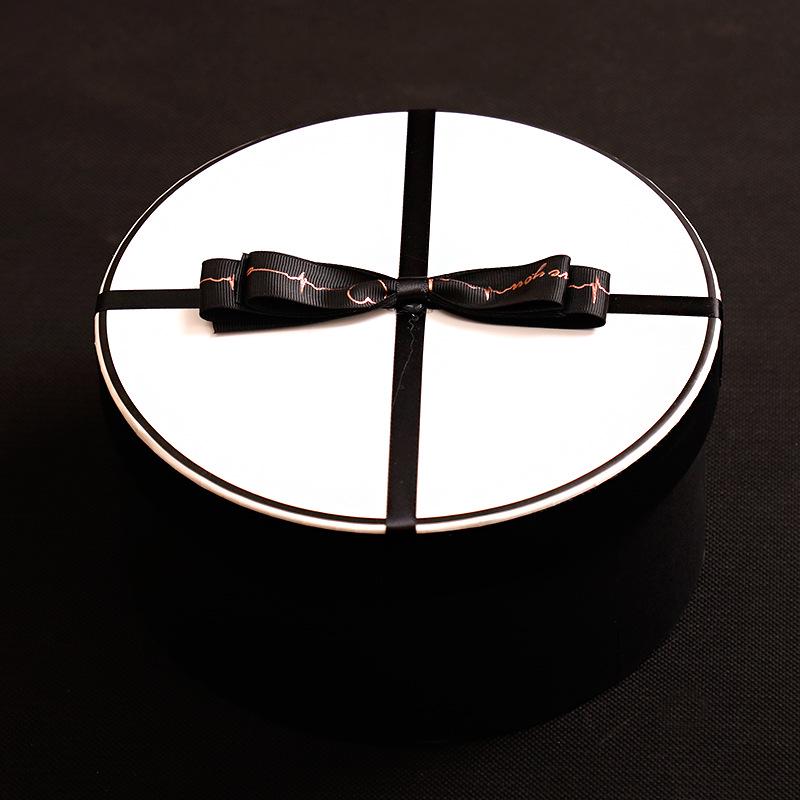 Сувенирный набор De Yuan со свежими цветами и помадой в круглой коробке