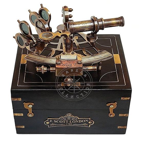 Старинный латунный навигационный секстант в деревянной коробке