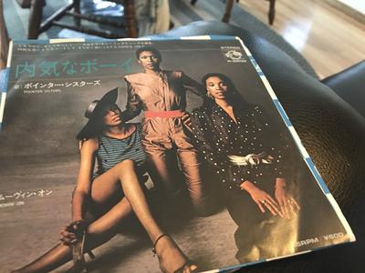 7-дюймовая пластинка POINTER SISTERS Hes So Shy Movin On P620Q PLANET 1980 Япония SoulFunk Б/у
