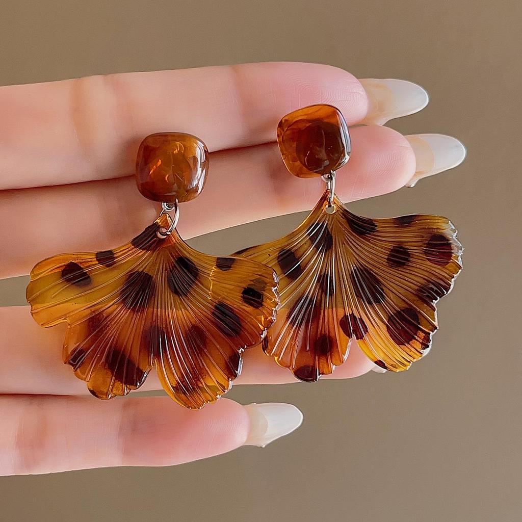 2025 Осень/Зима Женские Высококлассные Простые Серьги: Универсальный дизайн с системой цветов Майяра