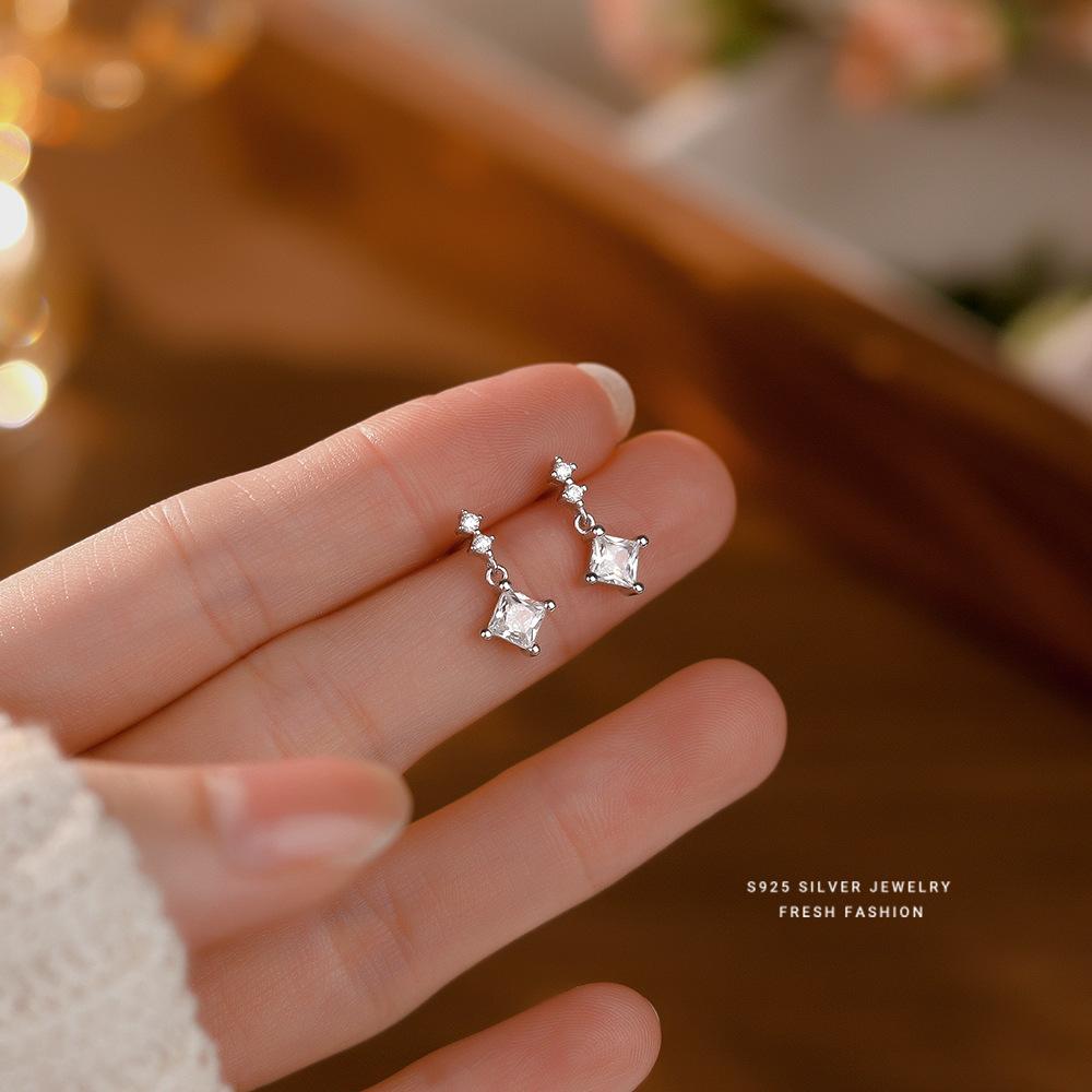 925 Sterling Silver Korean Fashion Inlaid Shiny Zircon Earrings for Women Exquisite Temperament Party Jewelry Accessories