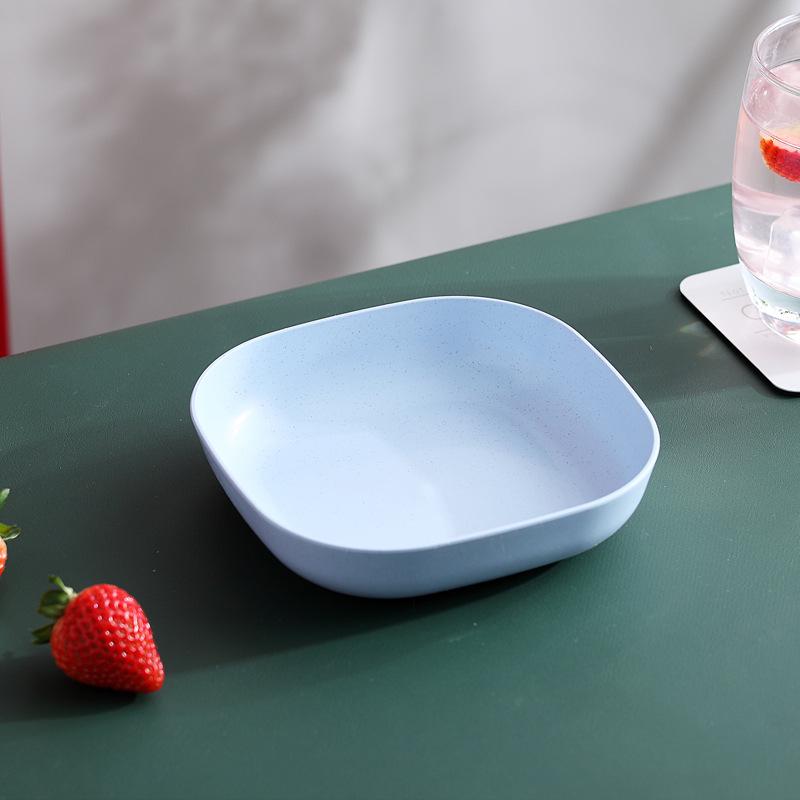 Глубокая квадратная тарелка из пшеничной соломы диаметром 15 см — прочная, устойчивая к падениям, идеально подходит для обедов, костей, тортов или небольших порций.