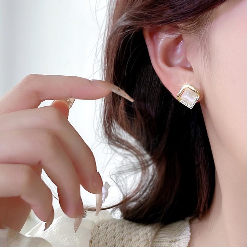 Увеличенные круглые серьги: Уникальный европейский и американский металл, блестящая мода высокого класса для женщин.