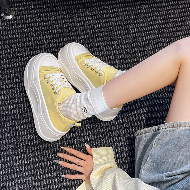 Маленькие белые туфли женские летние тонкие 2025 новые легкие дышащие сетчатые туфли на платформе, маленькие туфли на толстой подошве, увеличивающие рост