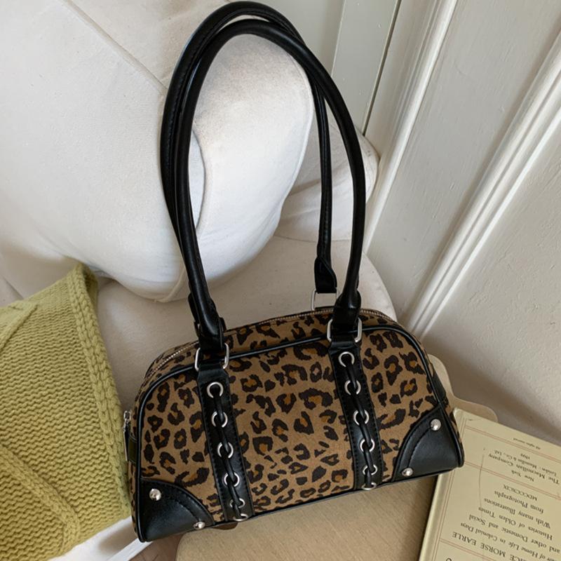 Casual Foreign Style Portable Bowling Bag Women's 2025 New Fashion Retro Pillow Bag High Value Shoulder Bag