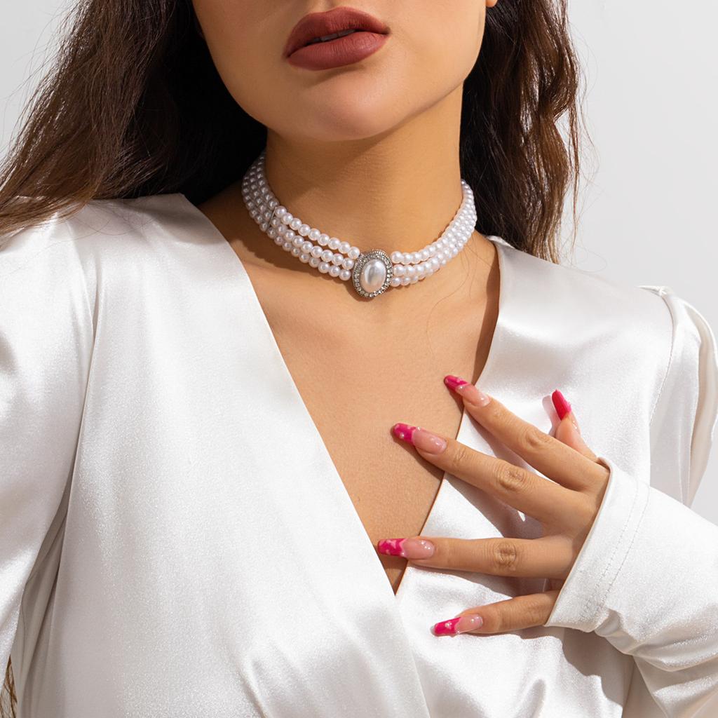 French Elegant Multi-layer Imitation Pearl Neck Chain Temperament Light Luxury Beaded Round Pendant Necklace