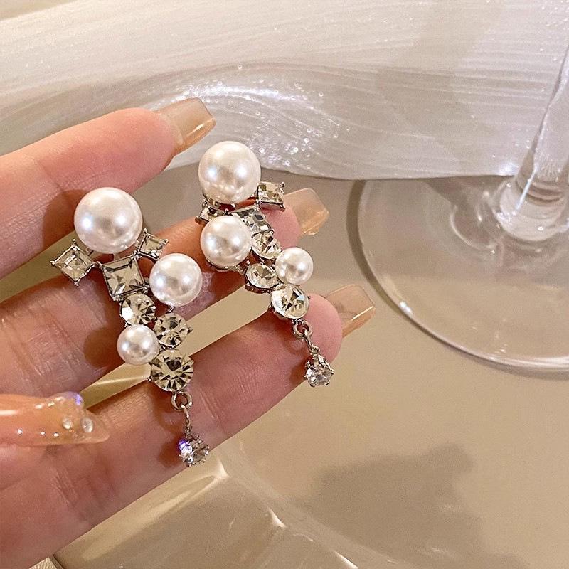 2023 High-End French Pearl Earrings: Light Luxury, Unique Design for Women