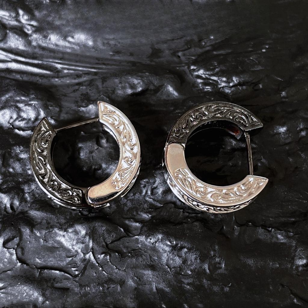 Black and Silver Color Matching Tang Grass Pattern Ear Buckle Earrings Women's Personality Versatile Ins Niche Design New Trend