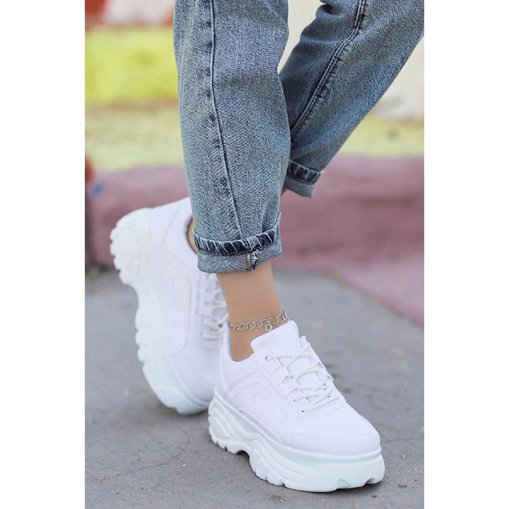 Женские белые спортивные туфли на высокой подошве 6 см