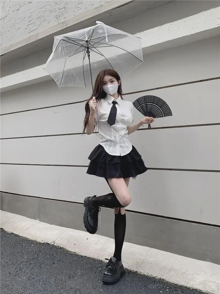 Женская миниатюрная черная юбка А-силуэта с высокой талией и бедрами - стиль колледжа, лето 2025 г.