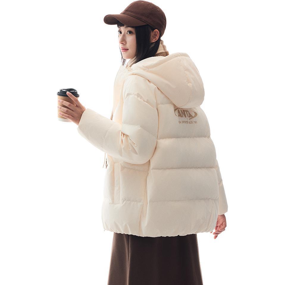Anta Спортивная серия Lifestyle Серия Pioneer Серия Letter Zipper С капюшоном Удобная дышащая свободная пуховая куртка Женская верхняя одежда Vanilla Cream 962448905-2