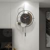Часы в стиле легкой роскоши для гостиной 2025 новый домашний настенный clock креативные художественные деревянные решетчатые декоративные настенные часы продвинутое ощущение