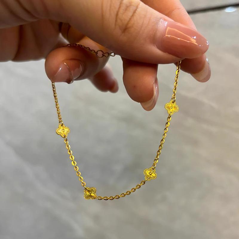 2026 Изысканный золотой браслет с матовым четырехлистником: Высококлассный китайский дизайн для женщин