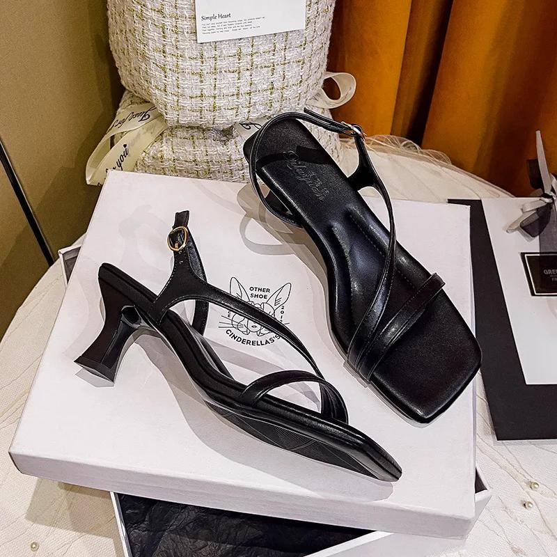 Модные босоножки на высоком каблуке Женские Летние 2025 Новые Квадратный носок с высоким каблуком Женские Шпильки Французская Мода Крутые Шлепанцы