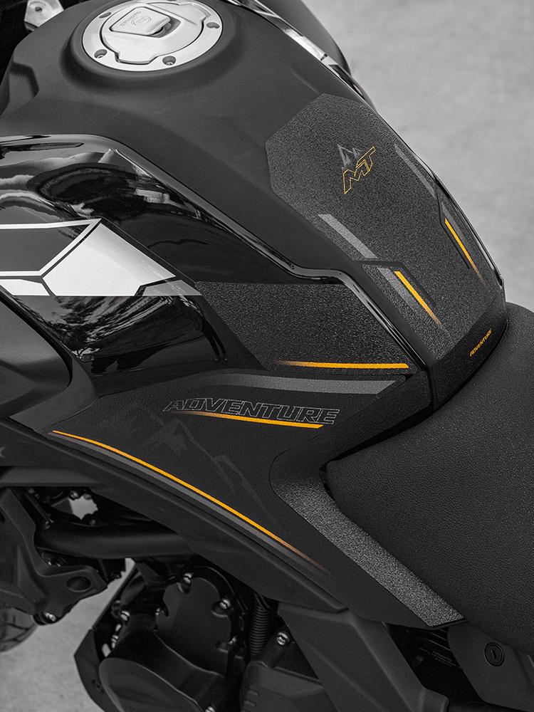 Используется для CFMOTO 700MT 2025 Мотоцикла Комплекты Защитных Наклеек на Бензобак Декоративные Наклейки на Бензобак Мотоцикла Устойчивые к Истиранию
