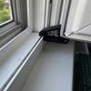 Стопор для окна - Прочный пластиковый дверной стопор с простой установкой, Предотвращает скольжение вниз, Надежная фиксация окна для дома и офиса