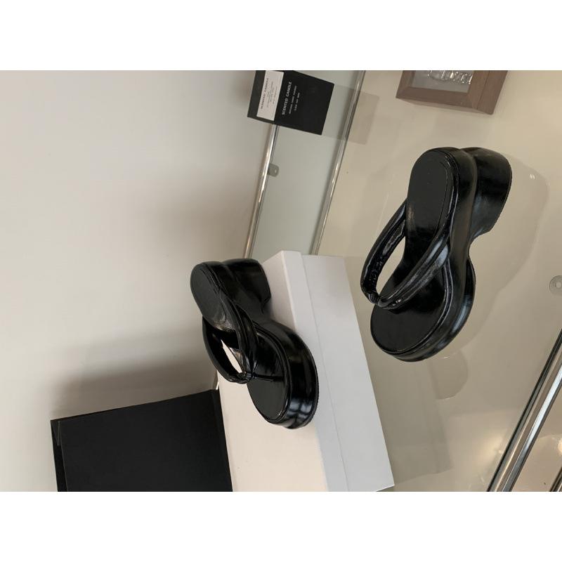 Французские шлепанцы на толстой подошве женские 2025 новые серебристые холодные тапочки, летняя одежда пляжные сандалии