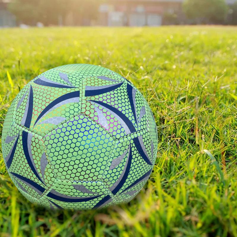 Один светоотражающий футбольный мяч, изготовленный из полиуретанового материала, подходит для тренировок и игр как в помещении, так и на открытом воздухе.