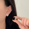 Персонализированный узор Tang Grass Letter D Ear Button Женская мода Золотой темперамент Контрастный цвет Дизайн Украшение для ушей