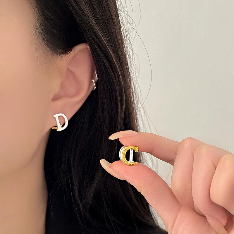 Персонализированный узор Tang Grass Letter D Ear Button Женская мода Золотой темперамент Контрастный цвет Дизайн Украшение для ушей