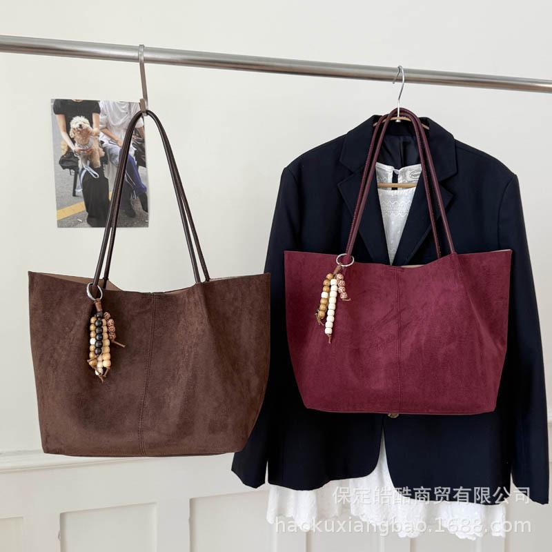 Матовая ретро сумка женская большой вместимости 2025 новая осень и зима универсальная на одно плечо сумка для мамы и ребенка сумка-тоут для поездок на работу