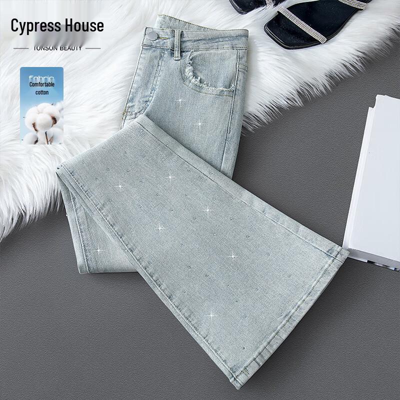 Женские джинсы буткат из выстиранного денима со стразами и рваным краем