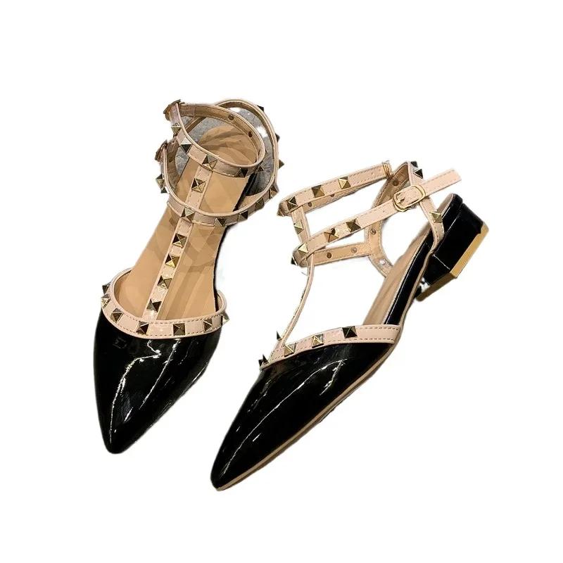 Модная элегантная обувь для женщин Новые сандалии женские с ремешком на пряжке и острым носком, с заклепками, для офиса и карьеры, летние, большого размера, сандалии с закрытым носком