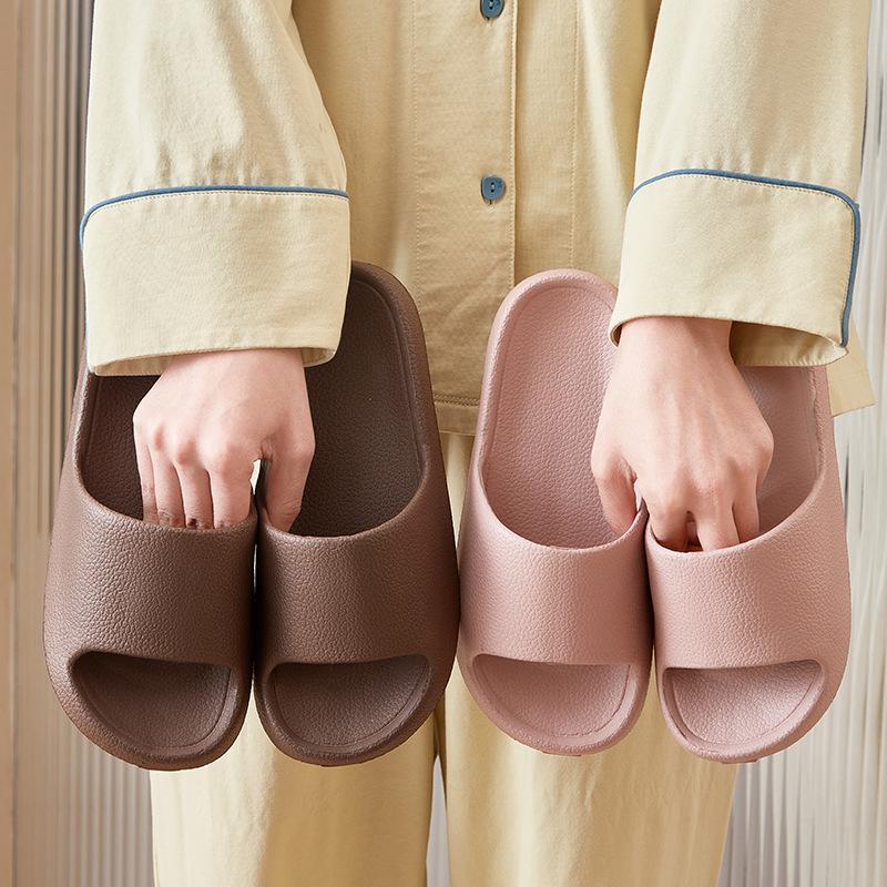 Тапочки женские летние домашние для ношения в помещении и на улице новые для ванной домашние нескользящие сандалии мужские