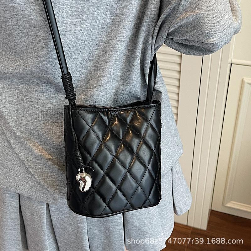 Fashion Rhombus Embroidery Thread Bucket Bag Women's 2025 New Niche Design Messenger Bag Versatile Commuter Shoulder Bag Tide