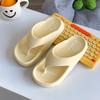 Летом женщины носят новые шлепанцы на толстой подошве, нескользящие однотонные шлепанцы на мягкой подошве, пляжную обувь