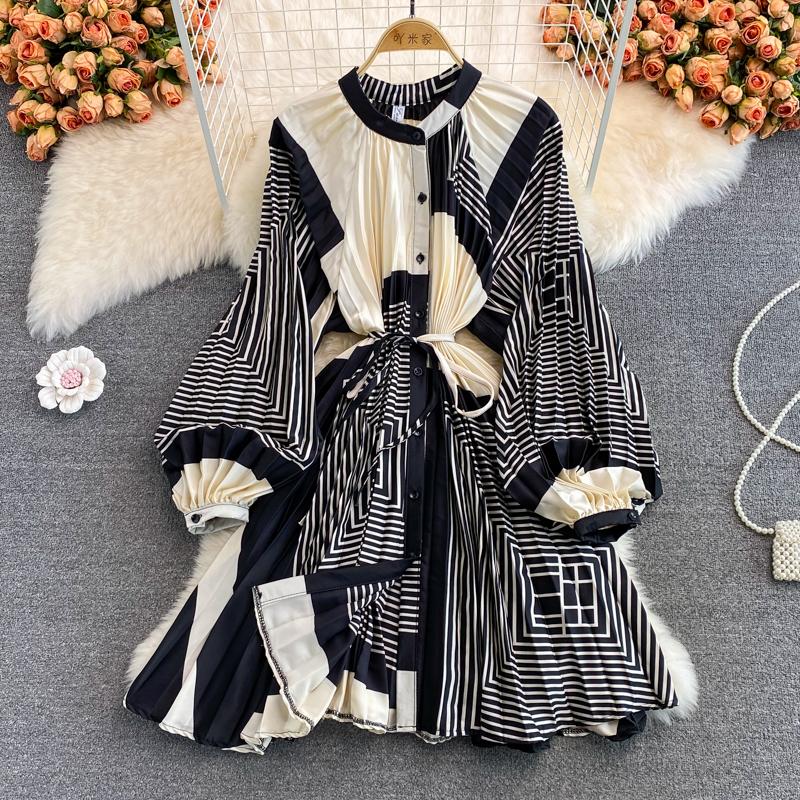 RUGOD Весна и осень популярно в Европе и Америке. Свободное атласное платье средней длины с принтом и круглым вырезом.