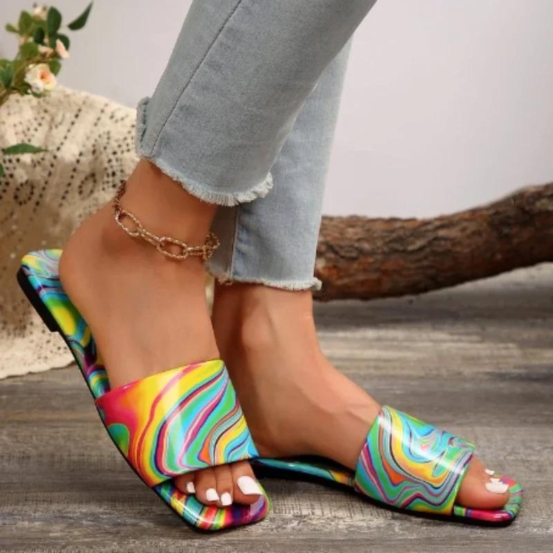 Модная женская обувь 2024 года, новые женские тапочки с открытым носком и квадратным носком, летние разноцветные повседневные пляжные тапочки на плоской подошве большого размера