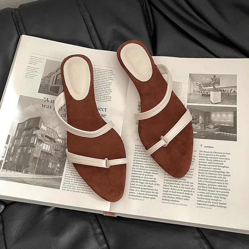 Клиновидный каблук с закрытым носком французские маленькие крутые тапочки обувь феи 2025 новая летняя обувь нишевые тонкие ремешки римские сандалии