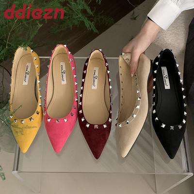 Модная обувь с острым носком, слипоны, балетки для женщин, 2025, новая летняя весенняя женская обувь, неглубокие флоковые женские балетки с заклепками