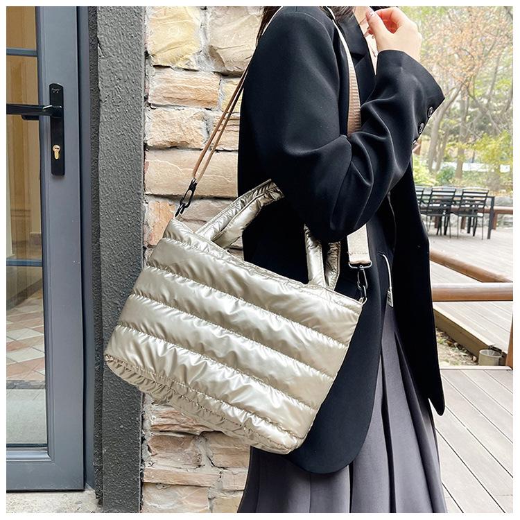 Ламинированная зимняя сумка-тоут: Стильная легкая женская сумка-пуховик через плечо и на плечо