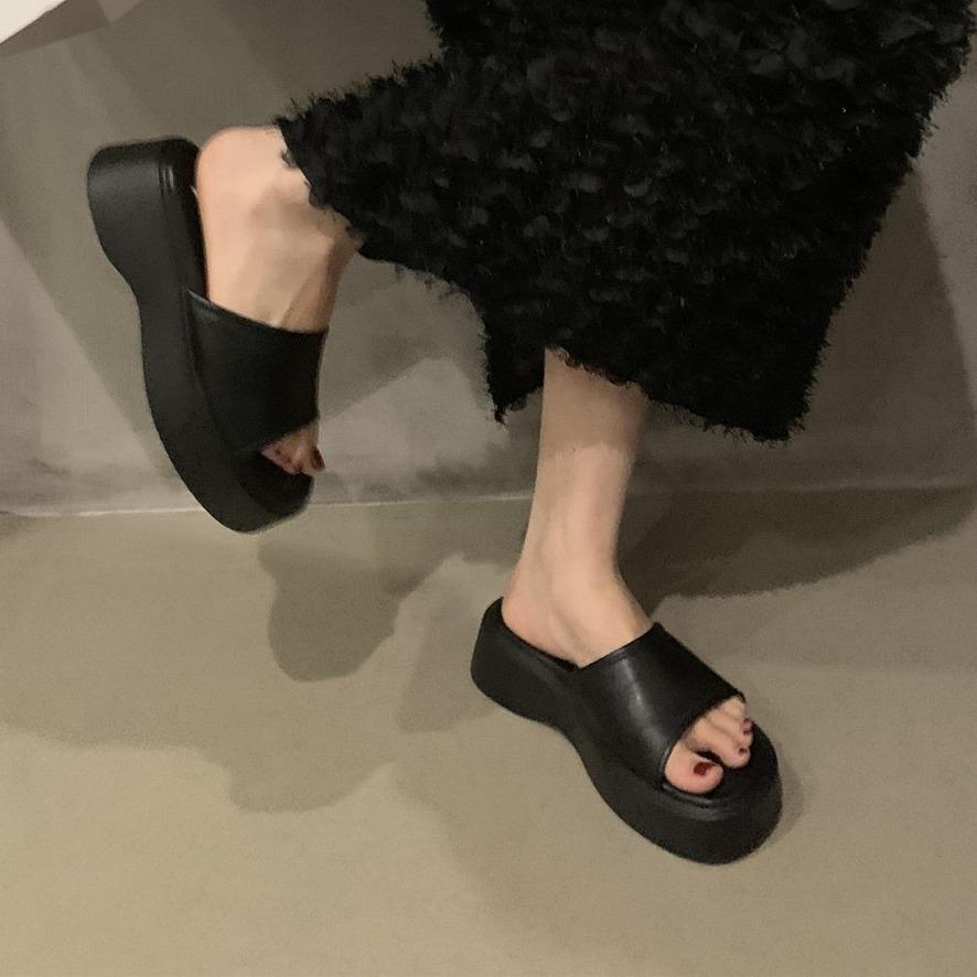 Простые удобные тапочки на толстой подошве для улицы, женская новинка 2024 года, повседневная пляжная обувь с кексами и рыбьим ртом