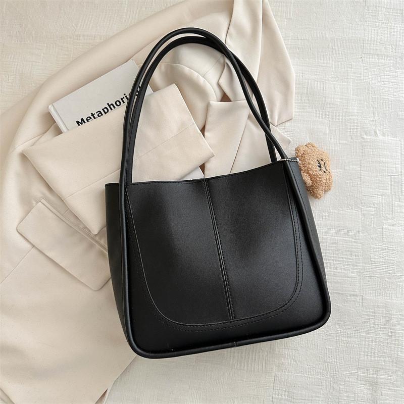 Модная женская сумка-тоут в стиле стрит-стайл Весна 2024 в черном, зеленом, розовом и белом цветах