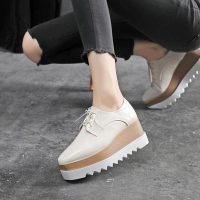 Женские туфли на платформе и танкетке из лакированной кожи в британском стиле - Коллекция Весна/Осень 2025.