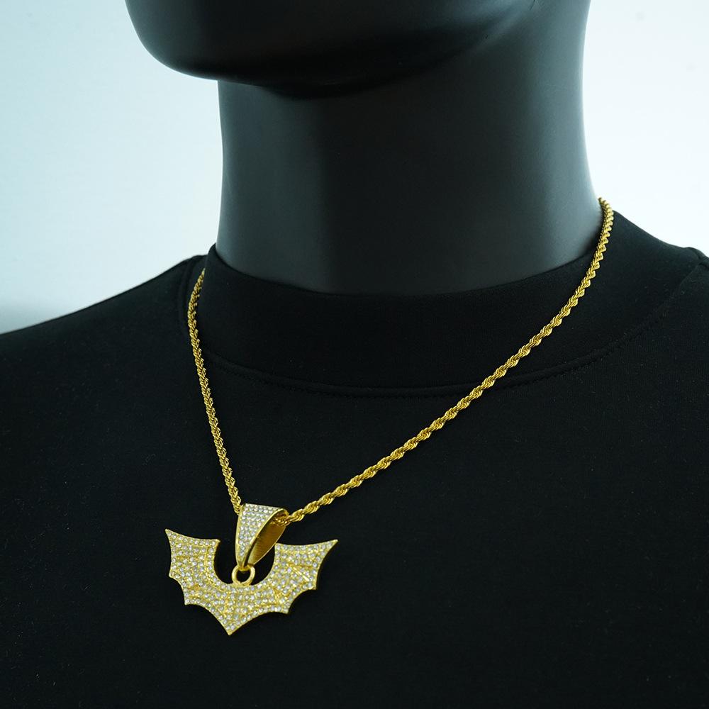 Hip-hop new full-diamond alloy bat-shaped pendant for men's necklace. Trendy and unique accessory for the European and American style.