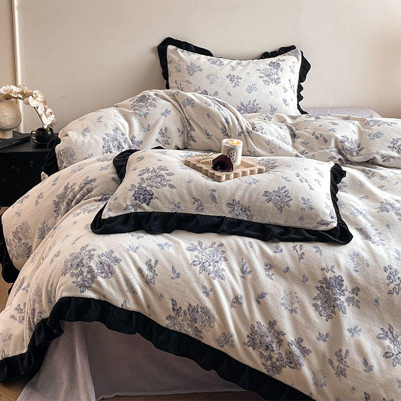 G5Z Постельное белье из молочного велюра и кружева: Утолщенный четырехсекционный комплект из фланели и кораллового флиса, двусторонний, с пододеяльником.