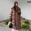 Длинная куртка-пуховик выше колена с капюшоном, свободного кроя, с темпераментной текстурной тканью, с эффектом мятости, женская одежда 24 зима