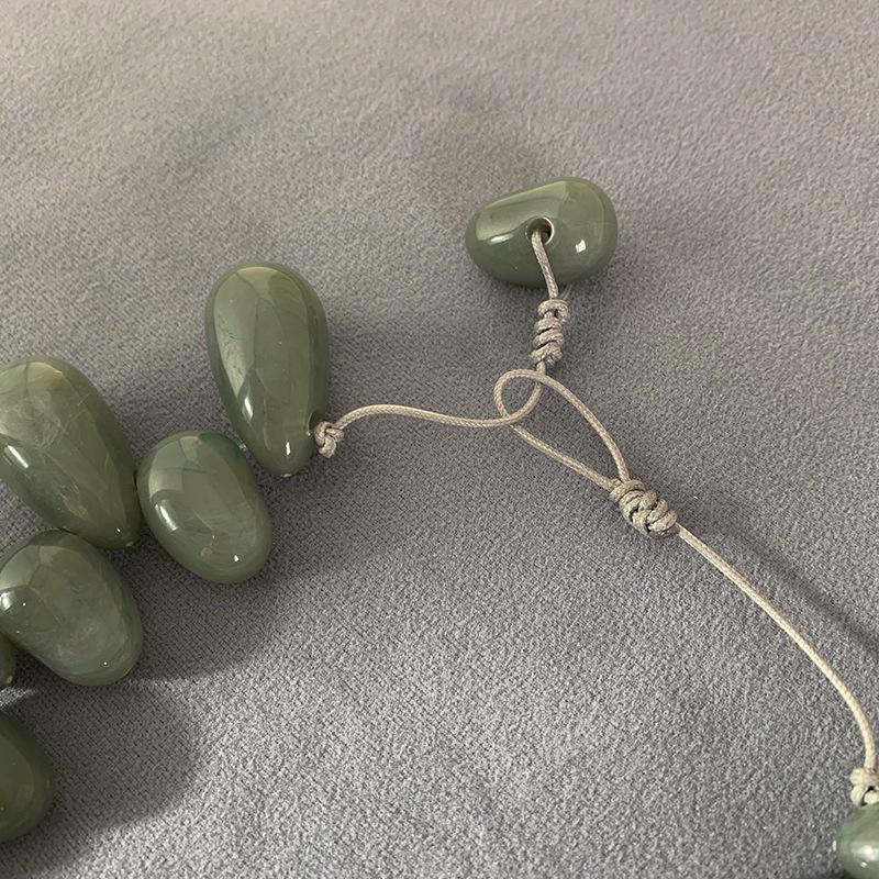 Стильное ожерелье из смолы в форме капли с бусинами - европейский и американский дизайн